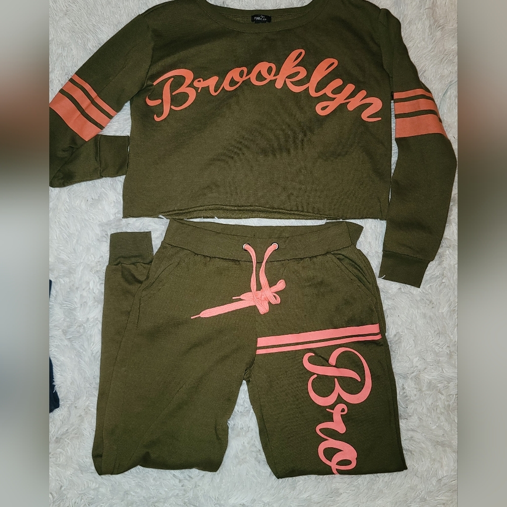 EUC size M crop sweatshirt w/ matching sweatpants.  Super soft & comfy. Brooklyn